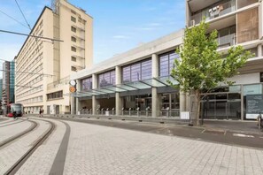 Exterior - Central art-filled 2 beds with balcony & aircon (Surry Hills)