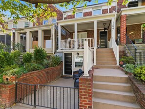 Exterior - Stylish DC Hideaway - Hill East, Lincoln Park (Washington)