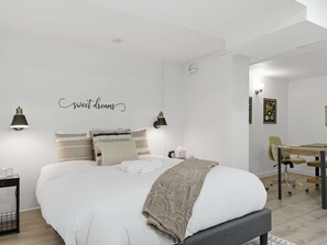 Iron/ironing board, WiFi, bed sheets - Stylish DC Hideaway - Hill East, Lincoln Park (Washington)