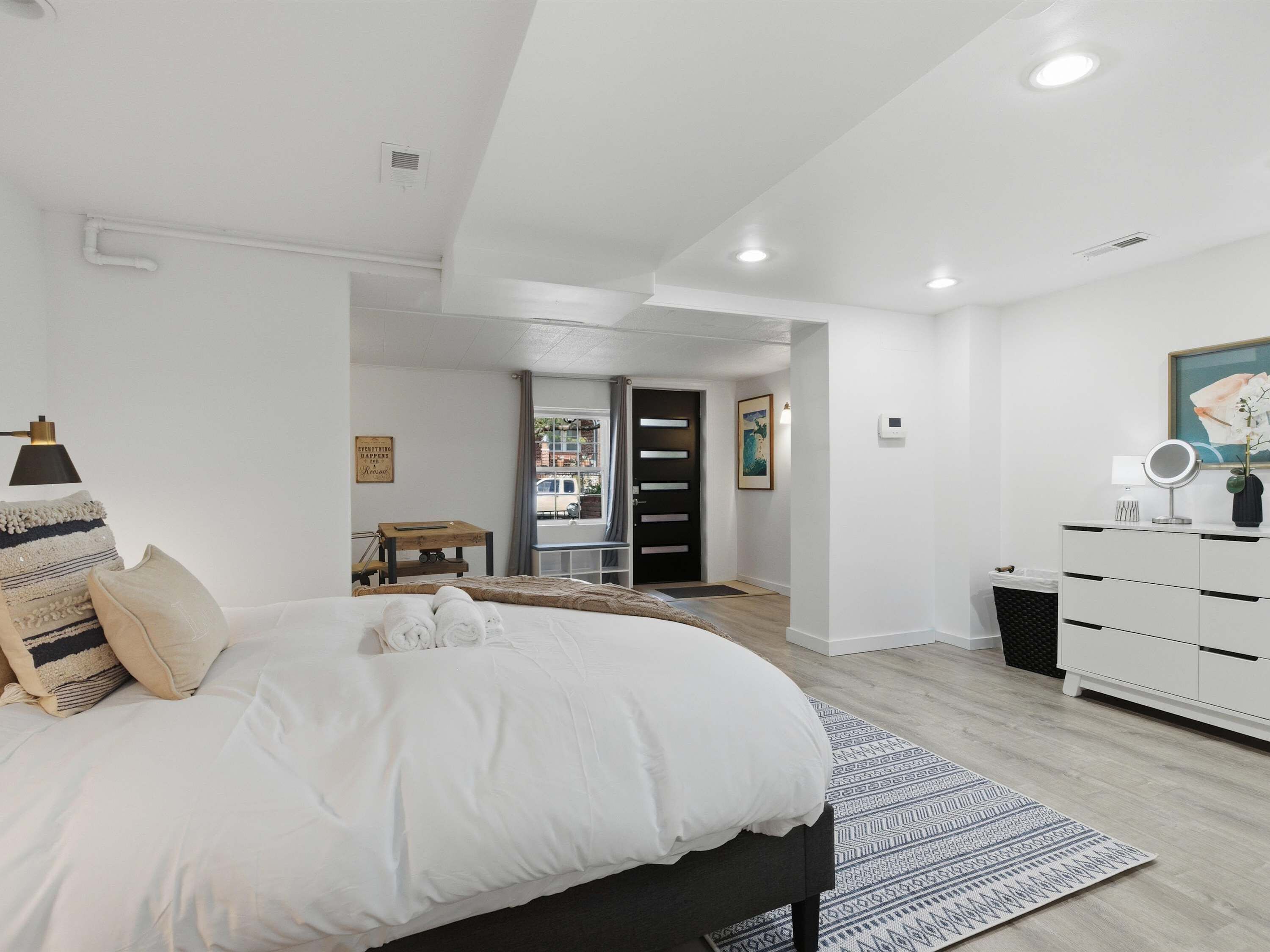 Iron/ironing board, WiFi, bed sheets