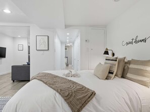 Iron/ironing board, WiFi, bed sheets - Stylish DC Hideaway - Hill East, Lincoln Park (Washington)