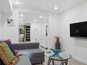 TV, offices - Stylish DC Hideaway - Hill East, Lincoln Park (Washington)