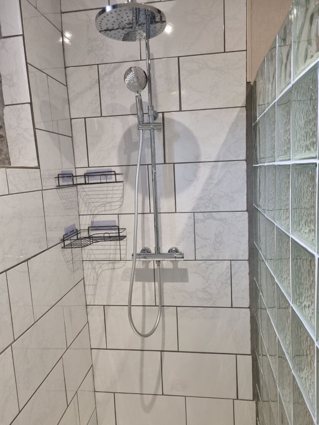 Dusche, Haartrockner, Handtücher, Toilettenpapier