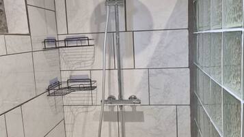 Douche, sèche-cheveux, serviettes fournies, papier toilette