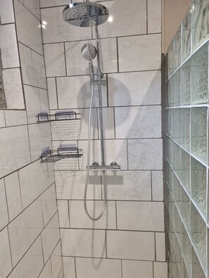 Douche, sèche-cheveux, serviettes fournies, papier toilette