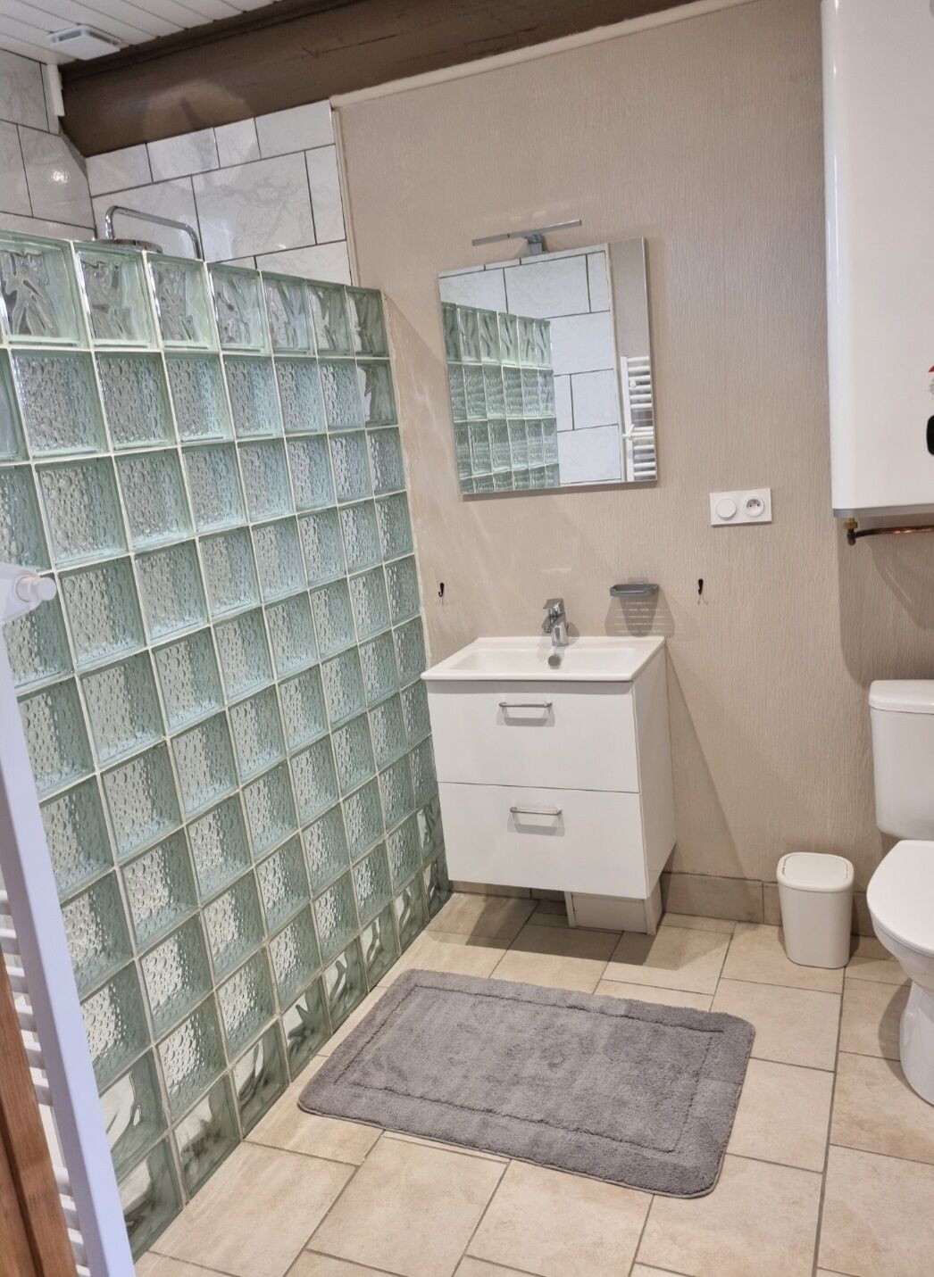 Een douche, een haardroger, handdoeken, toiletpapier