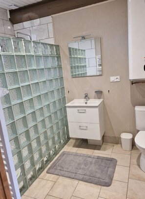 Douche, sĂšche-cheveux, serviettes fournies, papier toilette