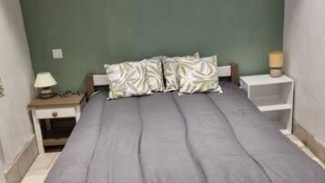 Fer et planche à repasser, Wi-Fi gratuit, draps fournis