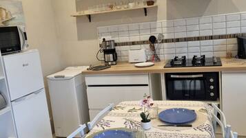 KĂŒhlschrank, Mikrowelle, Ofen, Herdplatte