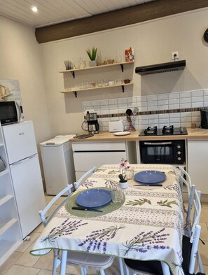 Frigorifero, microonde, forno, piano cottura