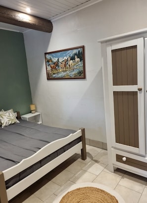 1 chambre, fer et planche à repasser, Wi-Fi gratuit, draps fournis