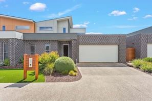 Exterior - Golf Course Front Stylish Townhouse w/ Pool Access (Cowes)