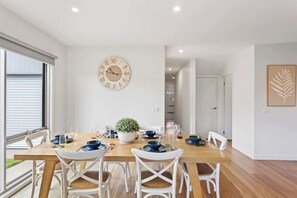 Dining - Golf Course Front Stylish Townhouse w/ Pool Access (Cowes)