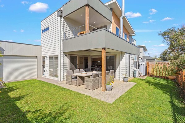 Outdoor dining - Golf Course Front Stylish Townhouse w/ Pool Access (Cowes)