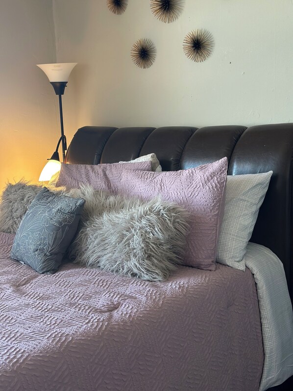 1 slaapkamer, een strijkplank/strijkijzer, gratis wifi, beddengoed