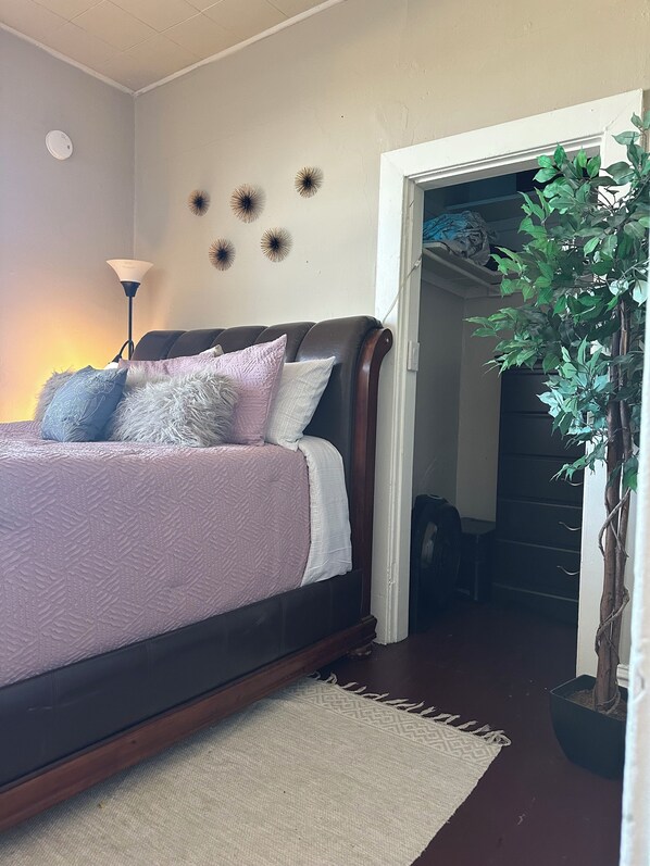 1 غرفة نوم ومكواة/لوح كي وواي فاي مجانًا وملاءات أسرّة