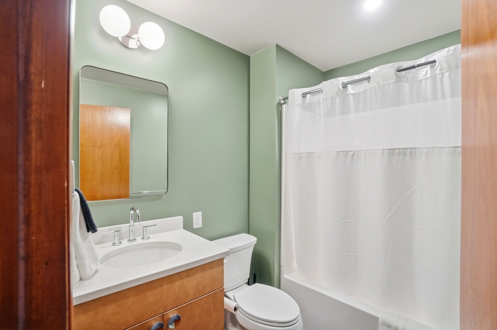 Secador de cabelo, toalhas de banho