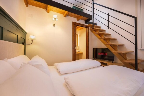 Kolmen hengen deluxe-huone, vuoristonäköala | Minibaari, tallelokero huoneessa, pimennysverhot, ilmainen Wi-Fi