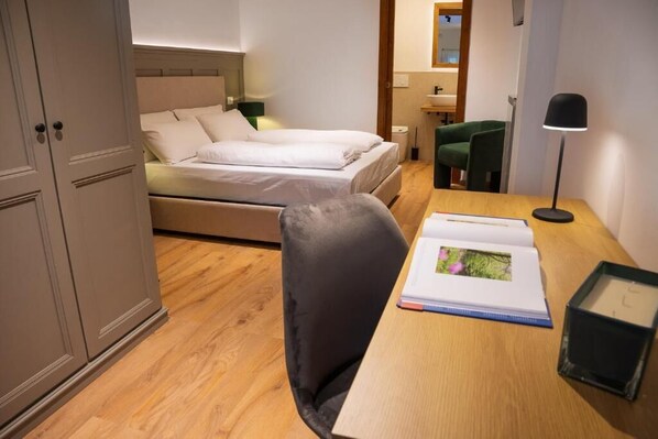 Dobbeltrom – deluxe, balkong, byutsikt | Minibar, safe på rommet, blendingsgardiner og wi-fi (inkludert)