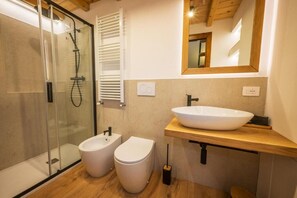 Tremannsrom – deluxe, fjellutsikt | Bad | Tøfler