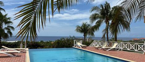 Kolam renang outdoor