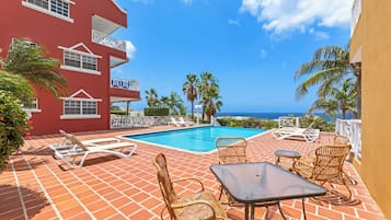 حمّام سباحة خارجي