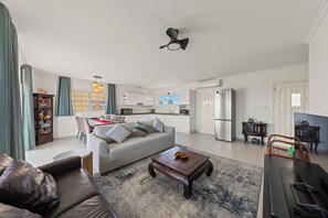 Leilighet, balkong, havutsikt | Oppholdsområde