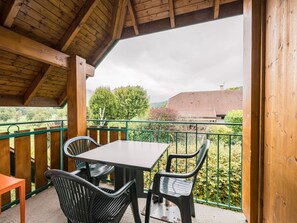 Apartment | Outdoor dining - Apartment in Giez for Four Guests (Giez)
