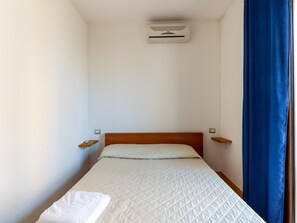 2 عدّة غرف نوم وطراز فريد لكل وحدة وملاءات أسرّة