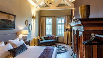 Suite Junior, sauna, vue port | Coffres-forts dans les chambres, rideaux occultants