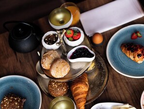 Free daily buffet breakfast