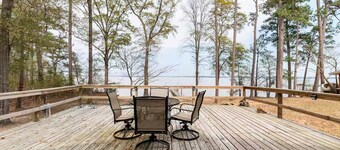 LaRue's Private Lakeside Cottage