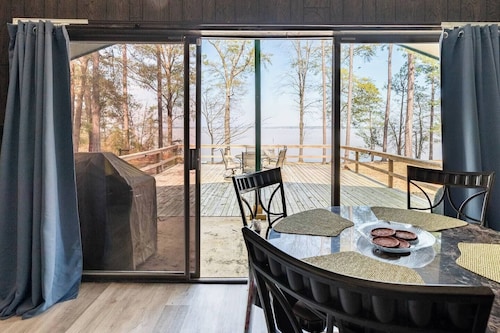 LaRue's Private Lakeside Cottage