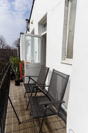 Terrace/patio - Stylish 3-Bedroom House with Free Parking, 15 Mins to Central London (London)