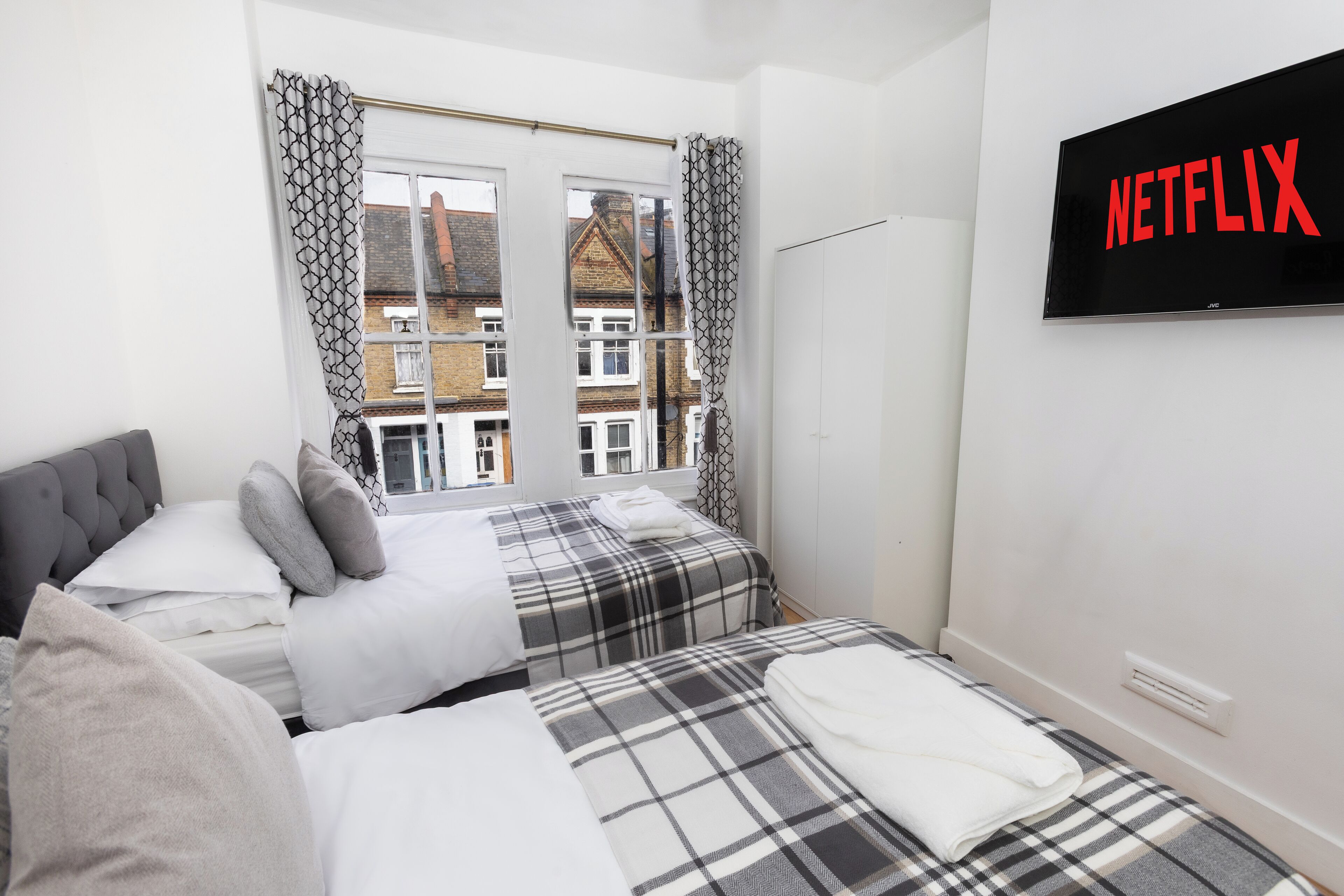 Työpöytä, silitysrauta/-lauta, ilmainen Wi-Fi, vuodevaatteet