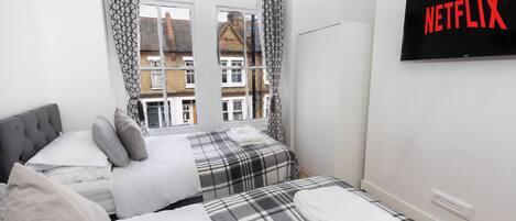 Työpöytä, silitysrauta/-lauta, ilmainen Wi-Fi, vuodevaatteet