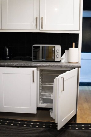 Interior - Stylish 3-Bedroom House with Free Parking, 15 Mins to Central London (London)