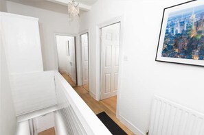Interior - Stylish 3-Bedroom House with Free Parking, 15 Mins to Central London (London)
