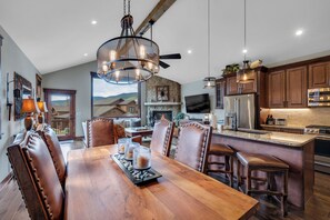 Dining - Premium Townhome - Walking Distance to Mountain Access (Keystone)