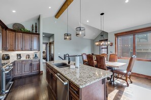Fridge, microwave, oven, stovetop - Premium Townhome - Walking Distance to Mountain Access (Keystone)