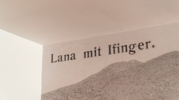 A wall with the text 'Lana mit Ifinger.' - 739D goldfinger+suites I Apartment Individual 12 (Lana)