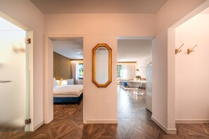 Un couloir donnant sur une chambre, un coin repas et une salle de bain.