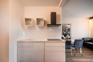 Wasserkocher mit Kaffee-/Teezubehör, Kühlschrank, Geschirrspüler