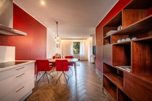 Eine moderne Küche mit Essbereich, Holzböden und Blick ins Freie.