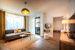 Una sala moderna con sofá, mesa de centro y lámpara colgante.