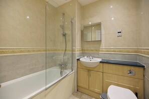 Shower - Lapwing Court Retreat (London)