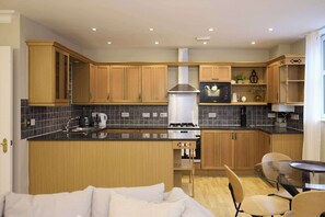 Fridge, dishwasher, electric kettle, toaster - Lapwing Court Retreat (London)