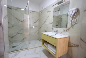 Deluxe Double Room | Bathroom
