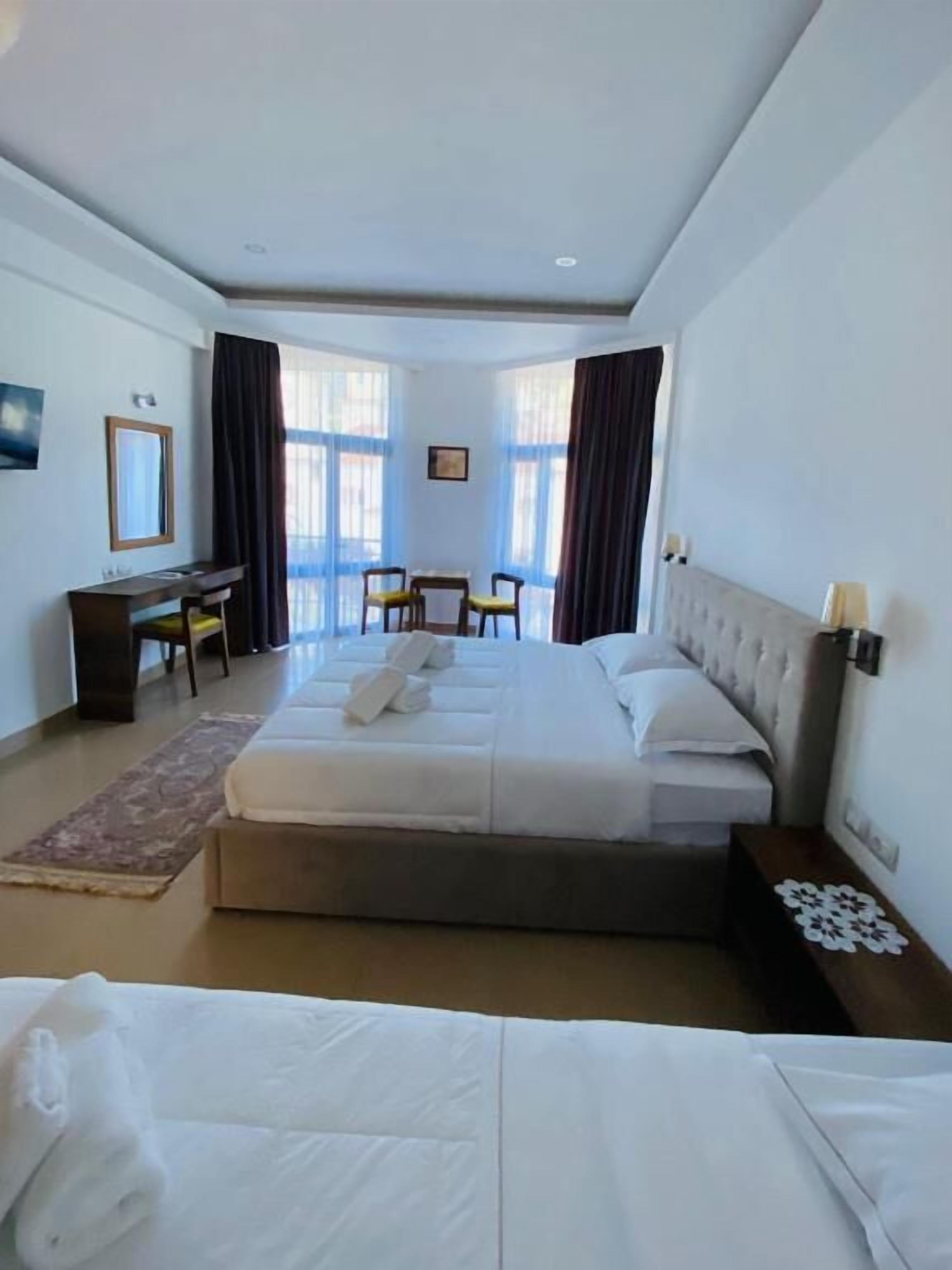 Triple Room | Desk, bed sheets, wheelchair access