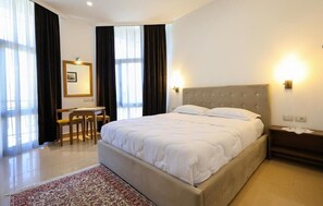 Desk, bed sheets, wheelchair access